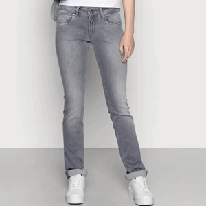 Pepe Jeans - Säljer dessa lågmidjade jeans från pepe jeans!                Köpte för 750 kr, och är använda 2 gånger🙏🏽                    Storlek 24/32 och passar mig med XS perfekt!