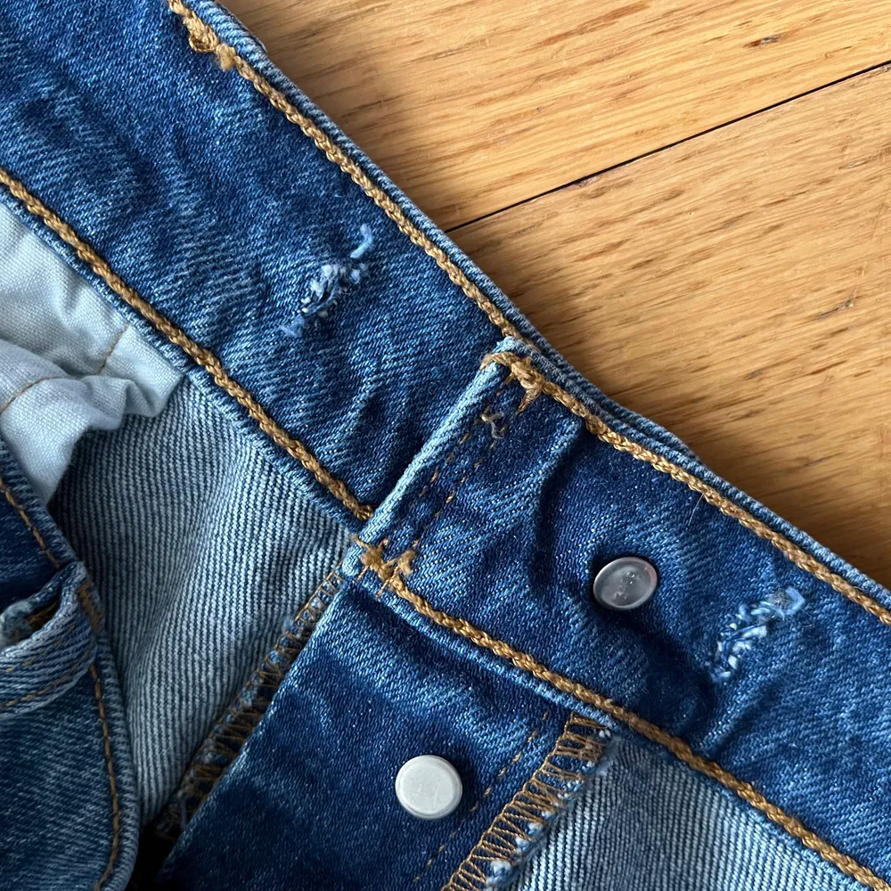 Mellanblå Levi’s 501 i strl. 34”, stora i storleken, är från deras plus size avdelning. Ordinarie pris: 1099. Finns ett par klippta hål på insidan av linningen men ingenting som syns utifrån alls eller stör funktionen. Tyvärr blivit för stora för mig, därav säljes de. Fint skick, använda endast ett fåtal gånger. . Jeans & Byxor.