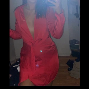 Röd Satin Klänning - En röd satin klänning som köptes från Nelly för många år sedan. Dragkedja på sidan❤️ Andvänd sparsamt❤️ Stl: 38❤️ Köparen står för frakten! 