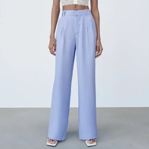 Byxor - Pastell blåa byxor med framfickor från zara. Endast testade! Skicka gärna ett meddelande vid frågor!