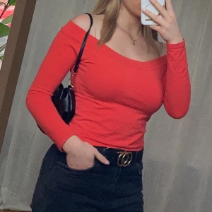 Röd tröja Storlek S - Köpt på Primemark för länge sedan, nästintill oanvänd, kan diskuteras hur den skickas/mötas upp 