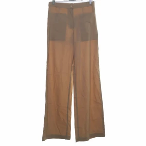 Vintage beigea kostymbyxor - Dkitsnygga vintage kostymbyxor. Supercoola fickor för framme som gör jättefina detaljer! I storlek 38 men passar mindre om man vill ha dem mer oversized!