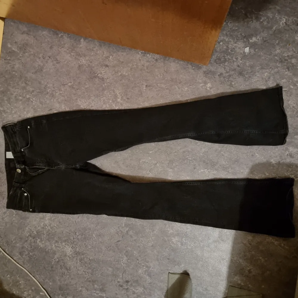 Ett par svarta utsvängda jeans I storlek 36. Kan mötas upp och kan levereras men köparen står för frakt! ANVÄNT SKICK. Jeans & Byxor.