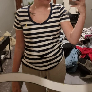 Ralph Lauren t-shirt  - En randig Ralph Lauren t-shirt i storlek L. Kan mötas upp och kan levereras men köparen står för frakt! NYSKICK