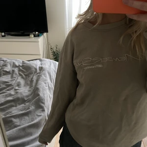 Reebok tröja! - Reebook tröja köpt på second hand för 350kr! Står storlek XS men skulle säga att de är en stor XS isåfall. Då jag är S/M och den sitter inte jättelitet på mig. Säljer för 150+ frakt ❤️
