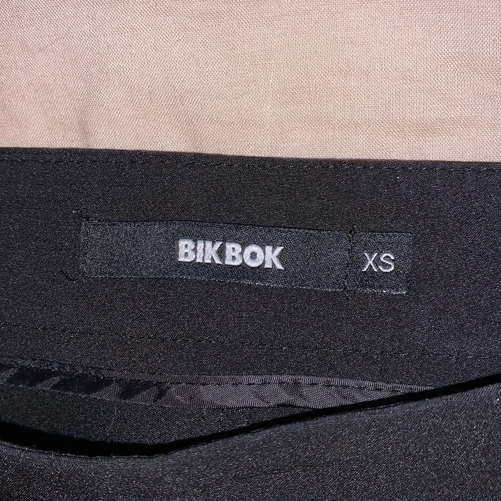 Säljer ett par raka svarta kostymbyxor från Bik Bok eftersom att jag redan har ett par. Sitter jättebra på mig som har S så skulle säga att det är en lite större XS🥰 (byxorna stängs genom en dragkedja på sidan) köparen står för frakten . Jeans & Byxor.