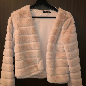 Jacka Gina tricot  - Lax rosa tunn jacka lax rosa använd endast vid ett tillfälle. 180 kr inkl frakt 