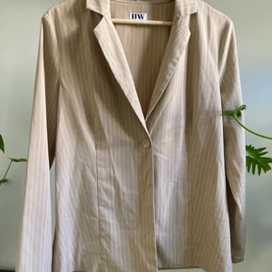 Randig beige kavaj 40 lös figursydd - Hej! Säljer en superfin vintage kavaj, st 40. 