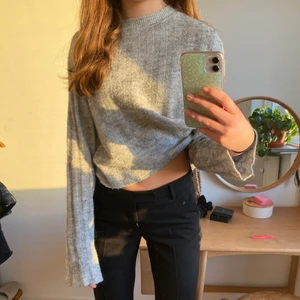 Grå stickad tröja - Jag säljer min super fina stickade tröja💖den är i väldigt bra skick men lite nopprig. Kom gärna privat om du vill se fler bilder💖 köparen står för frakten