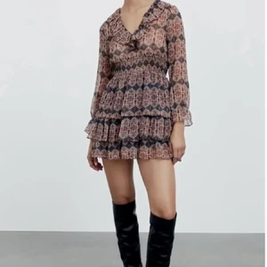 Zara klänning volang  - Super fin volangklänning från zara som tyvärr va lite liten för mig för att jag köpte en för liten storlek. 