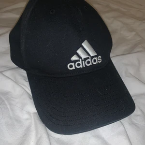 Adidas keps - Keps från adidas sparsamt använd. 