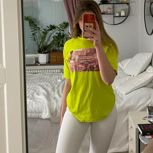 T-shirts med tryck  - Cool t-shirt med tryck i en grön/gul färg som endast är använd ca 2-3 gånger. Vid frågor eller funderingar är det bara att höra av sig💕