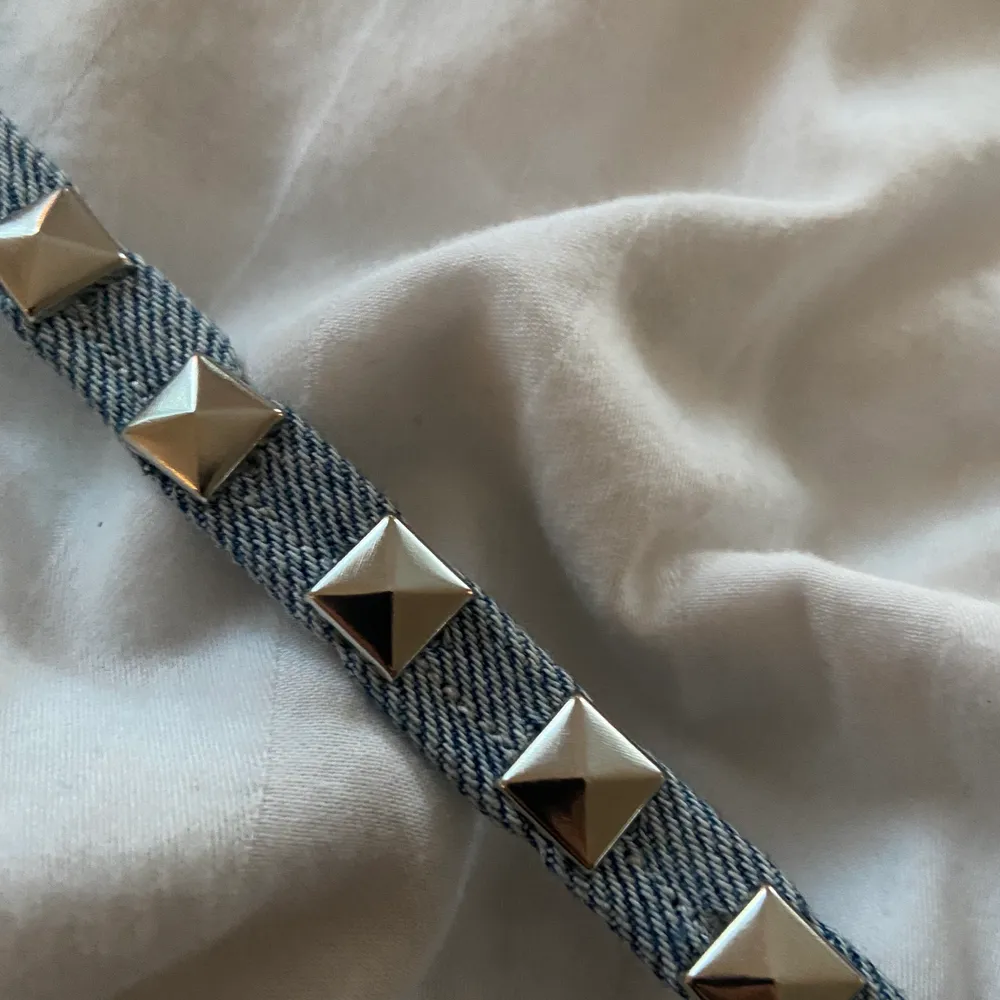 Egengjort dubbelt blått jeansarmband med nitar🌟 för perfekt passform mät din handled så tillverkar jag efter dina mått.  Ps frakten blir billigare om jag postar med frimärken😉. Accessoarer.