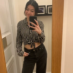 Randig skjorta - Supergullig randig långärmad skjorta i ”flowigt” och skönt material.                                                            