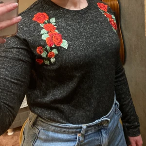 Sister långärmad strl S - Fin varm tröja som jag säljer därför att det inte är min stil och hoppas nu att någon annan ska få användning för den. Endast använd 2-3 gånger.☺️