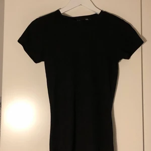 Ribbad t-shirt från Lager157 - Denna svarta t-shirten är ribbad och är i storleken S. Använd. Väldigt skönt material men lite tunnare 