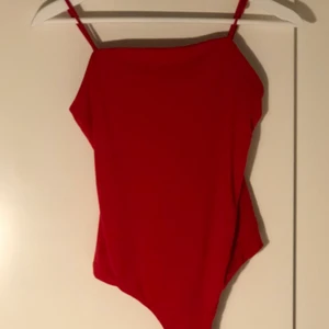 En body ifrån BikBok - Denna snygga röda bodyn säljer jag nu, den är i storleken S. Väldigt snygg till en fest osv!