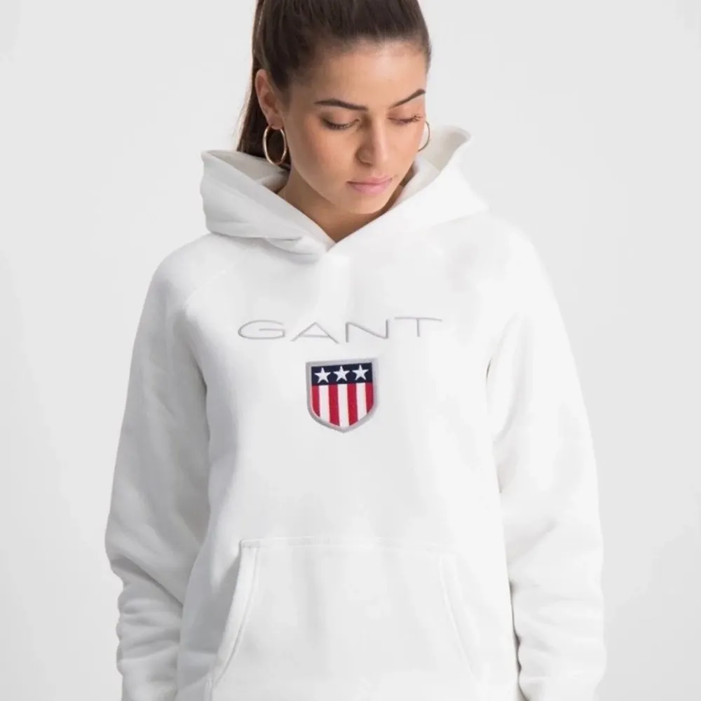 Gant hoodie passar någon som är 14 år ungefär. Bra skick, inga skador❗️  köpt för 1000kr . Tröjor & Koftor.