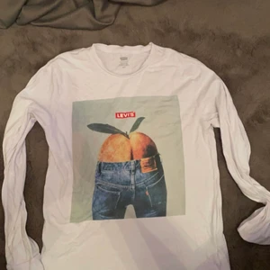 Levis - Hej! Säljer denna fina levis tröjan använd typ 1-3 gånger köpt för 500kr säljer för 150kr jätte bra skick ! För både killar och tjejer och i storlek S/M.