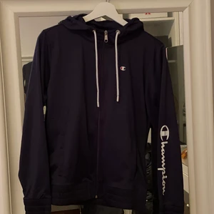 Champion dress - Jätte fin champion dress som tyvärr är för liten för mig , köpte för något år sedan på JD SPORT som tyvärr inte finns kvar att köpa. Använt den 2-3 gånger , köpt för 600 🤍