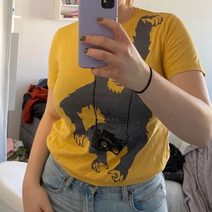 Ap-tröja   - En rolig tröja med en apa på, bättre blir de inte🤷‍♀️ köparen står för frakt, pris kan diskuteras 🛵💜