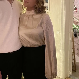 Festblus Storlek S - Super fin champange-färgad satinblus säljes för 100 kr + frakt! Använd 1 gång så super bra skick. Säljer för att den sällan kommer till användning men super fin verkligen😍🥂💕
