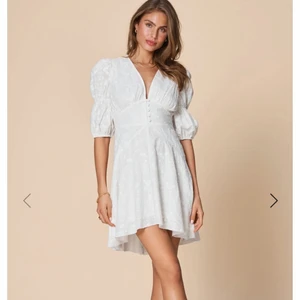 Adoore klänning - Säljer denna otroligt vackra klänning från Adoore i storlek 38! Aldrig använd, därav säljer jag den. Perfekt till student/skolavslutning✨