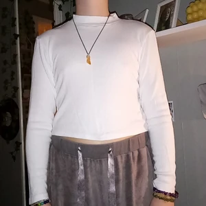 Långärmad tröja  - Säljer dessa fina långärmade tröjorna från h&m. Finns i vit och pastelgrön. Den vita är en stolek större än den gröna. Båda är väldigt mjuka och töjbara. 