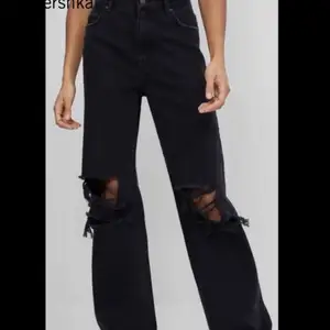 Bershaka 90s straight leg jeans. Jag har klippt dem så det ska passa mig som är 163. Hör av dig för fler bilder eller andra frågor.  Mitt erbjudande är 250kr med frakten. 