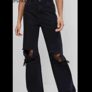 Bershaka Jeans - Bershaka 90s straight leg jeans. Jag har klippt dem så det ska passa mig som är 163. Hör av dig för fler bilder eller andra frågor.  Mitt erbjudande är 250kr med frakten. 