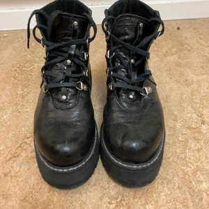 Handgjorda boots läder strl 39 - Svinsnygga handgjorda boots i läder. Köpte dom här på Plick men dom var tyvärr för små. Det är strl 39 men passar även 38. Frakt tillkommer.