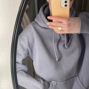 Hoodie - Blå/grå hoodie från bikbok. Använd så den är lite nopprig, därav priset 💖