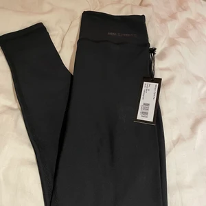 MM sport  - Säljer mina oanvända träningsbyxor. Fick dom i julklapp men i fel storlek. Storlek M 