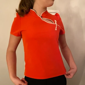 Orange topp  - köpte second hand och passar mig som har storlek 36. köp för 100 kr + 66 kr frakt:)