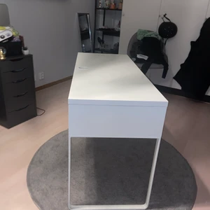 Skrivbord - Fint skrivbord jag säljer det för att det är för stort. Väldigt bra utrymme för det. Jag vill helst ha 400kr för det men det kan minskas. Hämtas på plats här i Eslöv💕