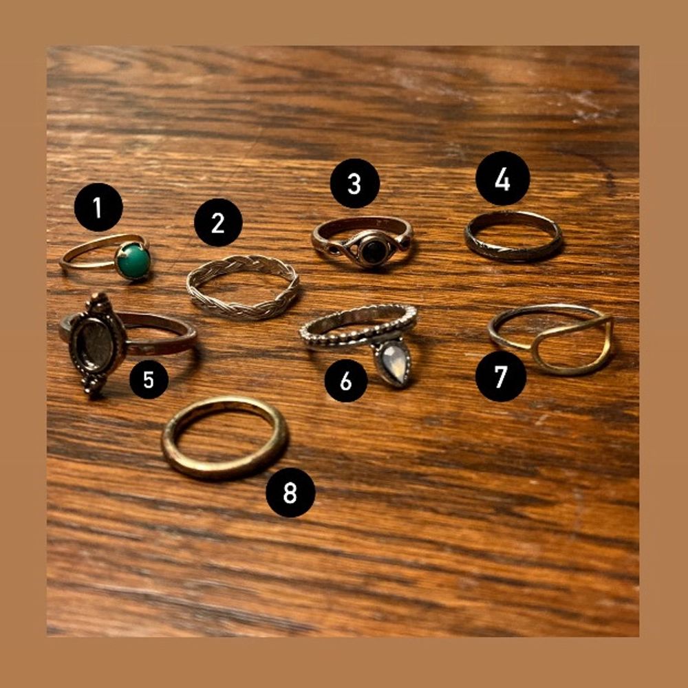  1. Guldig ring med grön plastdekor. 10kr 2. Silvrig flätad ring i tunn ståltråd. 40kr 3. Silvrig ring med en svart dekorsten. 40kr 4. Mörk silverring, intristade detaljer. 40kr 5. Silverring som slitits, och även tappar sin dekorsten. 20kr 6. Silvrig ring med utåtstickande dekorsten. 40kr 7. Guldig tunn ring med oval dekor. 20kr 8. Guldig ring, sliten. 20kr Frakt tillkommer, vid frågor kontakta för mer info.. Accessoarer.