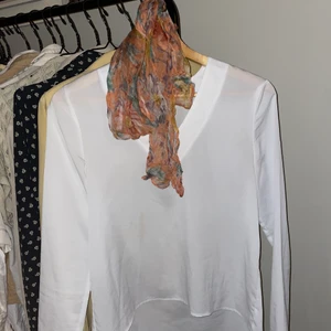 klassisk vit skjorta/blus - Jättefin klassisk skjort/blus i svalt material och krispigt vitt! Oanvänd så i superfint skick! Storlek S. Fraktas mot fraktkostnad eller så möts vi upp i Malmö eller Lund! 💕