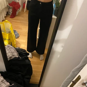 Jeans - Jättesnygga jeans tyvärr är dom förkorta för mig som är 170. Byxorna är i storlek 38/M. 170kr + frakt💓✨