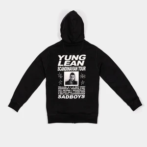 Yung Lean/SAD BOYS hoodie - Helt ny Young lean hoodie från senaste spelningen i Stockholm. Storlek XL (fint overzised på en storlek M-L). UNISEX. Glittrande strassstjärnor på framsidan. Tour date + bild på Lean på baksidan. Två stjärnor på luvan. Aldrig använd. Kan skicka fler bilder om du är intresserad. I ONLY SHIP TO SWEDEN