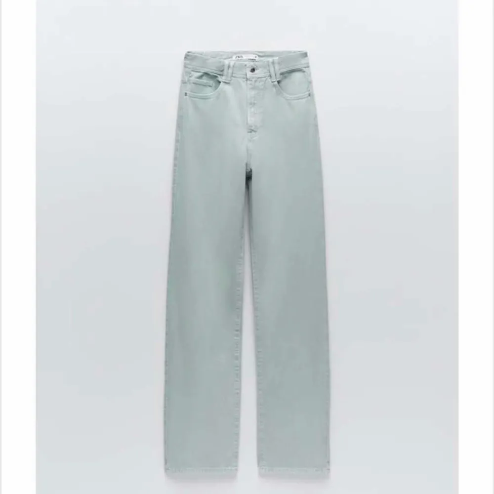 Färgen visas bäst på första bilden. Från Zara i full lenght storlek 34. Nypris 399. Superfina med en perfekt färg, säljs pga för små. . Jeans & Byxor.