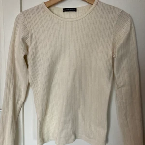 Brandy Melville topp - Söt tröja köpt i brandy Melvilles butik i Stockholm🌟 sparsamt använd så den är i nyskick