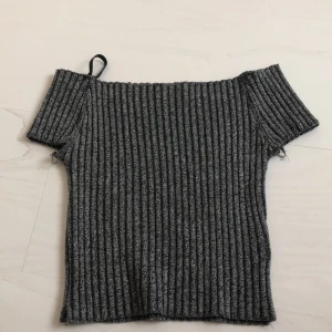 Topp  - En jätte söt off shoulder topp i xs 