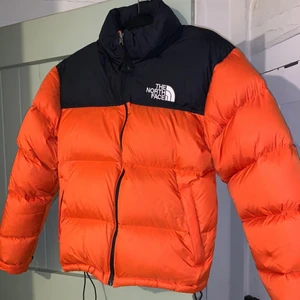 The north face 700 storlek XS  - Säljer min jacka som tyvärr ej kom till andvändning. Skicket på jackan är 10/10 knappast andvänd. Köpte jackan för 2800kr i Äffär. DM för mer bilder :) Pris är ej huggit i sten 