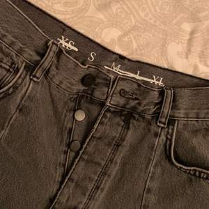 Jeans från bikbok, momjeans med mycket detaljer strl S