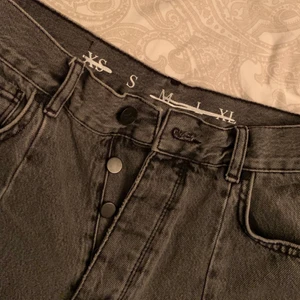 Jeans - Jeans från bikbok, momjeans med mycket detaljer strl S