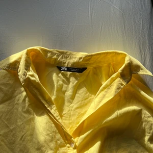 Gul Skjorta  - Gul skjorta från Zara. Inga bud, säljer till första som matchar pris! ❤️❤️