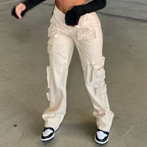 Cargobyxor - Säljer dessa jätte fina byxor i storlek S som är helt oanvända för 180kr + 57kr frakt.