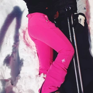 Skidbyxor - Ett par snygga rosa skidbyxor från Cross, använda under en skidsemester. I väldigt fint skick! Skriv till mig privat om fler bilder önskas. Slimmad modell som framhäver benen snyggt! 