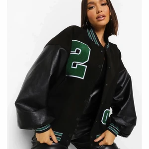 Svart Varsityjacka/collegejacka strl 40 - Säljer en oversized varsityjacka, även kallad collegejacka från Boohoo.com i storlek 40 (L). Använd endast en gång så i nyskick. Köpt för 576 kr. Kvitto finns