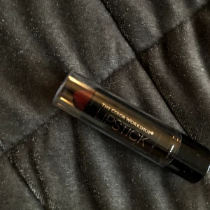 Rött läppstift  - Rött läppstift. Kontakta mig för bättre bilder!! Helt ny och oanvänd!